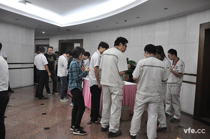 会议间隙大家在一起探讨