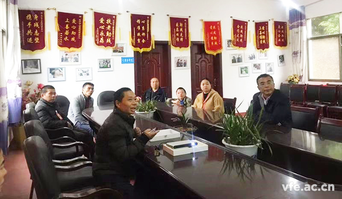 谢书记一行认真聆听工作人员介绍 谢书记一行认真聆听工作人员介绍