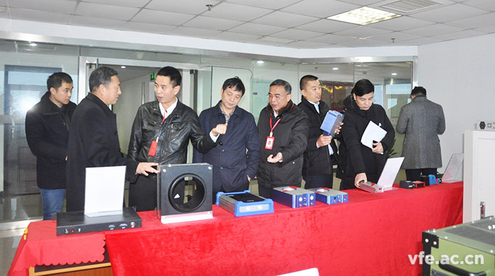 双方参观了解银河电气自主研发的各类产品